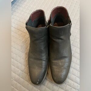 Guess Men’s Fashion Boots size 8.5 rarely worn but has slight “chip” at toe area